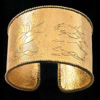 Bracciale in oro realizzato a cesello con scene di caccia di cavalieri Cimmeri