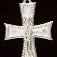 Croce in argento cesellata tratta da Crocifisso di Farneta