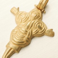 Crocifisso in oro ispirato da stele celtica