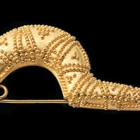 Fibula in oro realizzata a cesello e granulato