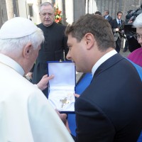 Dono a Papa Benedetto XVI, 2009